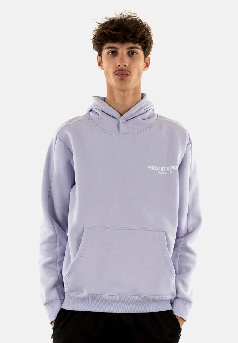 Felpa con cappuccio lavanda in morbido tessuto con tasca frontale. Presenta il logo "PROJECT X PAR" in bianco. Vestibilità comoda con orlo e polsini a costine.