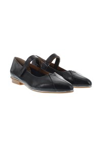 Ballerine in pelle nera con punta appuntita, dotate di due cinturini regolabili sulla parte superiore del piede e dettagli plissettati discreti sulla tomaia.