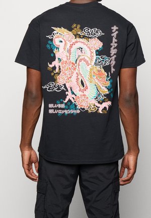 Sort T-shirt med farverig, detaljeret japansk-stil drageillustration omgivet af blomster og skyer, med japansk tekst på ryggen.