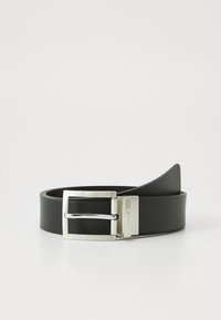 Cinturón de cuero negro con una hebilla rectangular de plata brillante, que cuenta con un cierre de púa seguro y una textura suave.