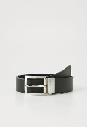 Zwarte leren riem met een glanzende zilveren rechthoekige gesp, voorzien van een veilige pin-sluiting en een soepele textuur.