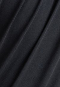 Tela negra con una textura suave, que presenta sutiles líneas diagonales y un ligero brillo, creando profundidad y dimensión en su apariencia.