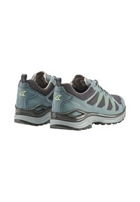 Scarpe da trekking leggere in teal e grigio. Presentano materiali in suede e mesh, design con lacci, suola ammortizzata e battistrada in gomma testurizzata.