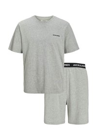 Sivý bavlnený set na voľný čas obsahuje tričko s krátkym rukávom a šortky. Tričko má čierne logo; šortky majú čierny pás.