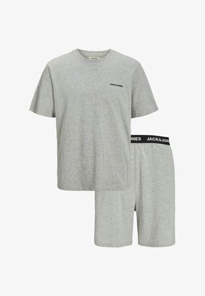 Ensemble de vêtements de détente en coton gris comprenant un t-shirt à manches courtes et un short. Le t-shirt arbore un logo noir ; le short a une taille noire.