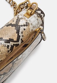 Borsa con stampa di pelle di serpente, dotata di tracolla in catena dorata, con chiusura a zip, superficie testurizzata e una combinazione di colori beige, marrone e nero.