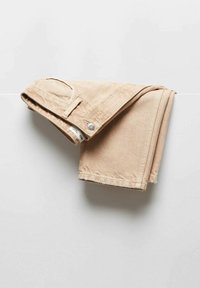 Pantalon en velours côtelé beige soigneusement plié, avec une fermeture à boutons, des passants pour ceinture et une étiquette visible à l'intérieur de la taille. Texture lisse.