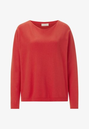 Un pull rouge à manches longues en tissu doux avec un décolleté large et une coupe décontractée. Texture simple et lisse, sans motifs ni matériel visible.