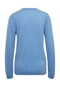 Blauwe trui, lange mouwen, ronde hals, ribgebreide manchetten en zoom, zachte textuur, minimalistisch ontwerp, geen zichtbare patronen of hardware.