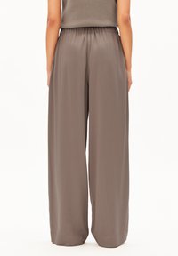 Weite, hochtaillierte Hose aus weichem Taupe-Stoff mit elastischem Bund, die über eine glatte Textur und saubere Säume verfügt.