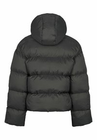 Sötét szürke puffkabát kapucnival, steppelt dizájnnal és oversized sziluettel. Az anyag simának és enyhén fényesnek tűnik.