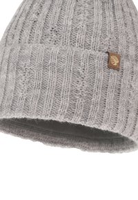 Grijze gebreide beanie met ribbeltextuur, voorzien van een omgevouwen rand en een klein bruin logo-label. Zacht, rekbaar materiaal voor comfort.