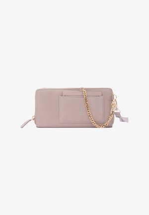 Helles grau Lederportemonnaie mit einer goldenen Kettenriemen, Reißverschluss und einem Kartenfach auf der Vorderseite. Ausgestattet mit einem geprägten Logo und glatter Oberfläche.