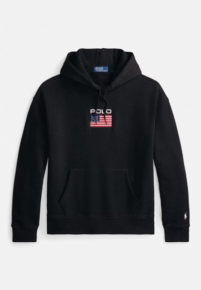 Svart hettejakke laget av mykt stoff, med frontlomme, snøring i hetten og brodert "Polo"-logo med amerikansk flaggdesign.