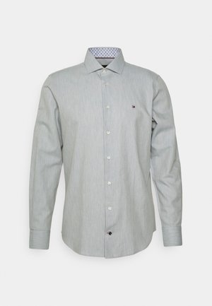 Chemise habillée gris clair à manches longues, à boutons, avec col intérieur à motif et petit logo sur la poitrine gauche.