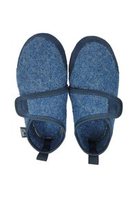 Blauwe vilten slippers met een zachte textuur, voorzien van een klittenbandsluiting, contrasterende donkerblauwe accenten en een instapontwerp.