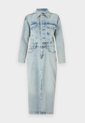 Robe en denim bleu clair avec des manches longues, un devant à boutons, deux poches poitrine et une taille cintrée qui passe à une jupe longée jusqu'au genou.