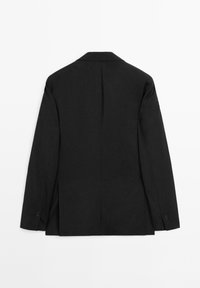 Schwarzer strukturierter Blazer mit Reverskragen, langen Ärmeln und einem Schlitz hinten. Der Stoff wirkt glatt und tailliert.