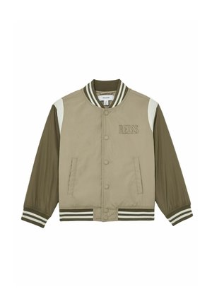 Beige og olivengrøn bomberjakke med knaplukning, stribede manchetter og kontrasterende hvide skulderpaneler. Blødt, skinnende stof.