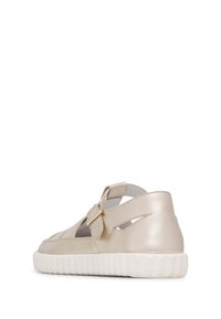 Metallisch goldene Lederschuhe mit offenen Ausschnitten, verstellbarem Riemen und weißer Gummisohle. Eigenschaften sind die strukturierte Oberfläche und das runde Zehendesign.