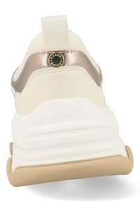 Zapatilla en crema y oro rosa con parte superior de malla texturizada, talón acolchado y una suela blanca gruesa. Presenta un detalle de logo en la parte trasera.