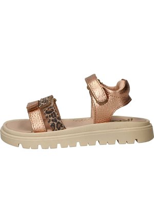 Sandaal met dikke beige zool en metalen roségouden bandjes, waarvan één met luipaardprint, en verstelbare klittenbandsluitingen.