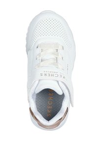 Zapatilla blanca con diseño perforado, cordones planos, un cuello acolchado y un acento marrón en el talón. Presenta una plantilla texturizada en gris.