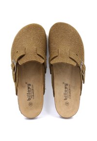 Sabot en feutre brun à dos ouvert, avec deux sangles ajustables et boucles en métal ; surface texturée et semelle intérieure rembourrée.