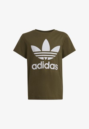 Camiseta de manga corta verde oliva con gran logo blanco de Adidas trefoil y texto "adidas" en el centro delantero.