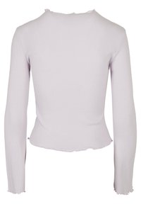 Topp med lång ärm i ljus lavendel, i ribbat tyg, med rundad halsringning och fransig fåll vid ärmarna och nederkanten.