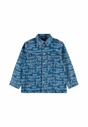 Camicia di denim blu con bottoni, coperta da parole bianche in stile graffiti come "Keep", "Explore" e "World", con due tasche sul petto e maniche lunghe.