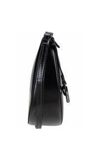 Schwarze Ledertasche mit schlankem Profil, ausgestattet mit einer glatten Textur, einem oberen Reißverschluss und einem dekorativen Hardware-Akzent.