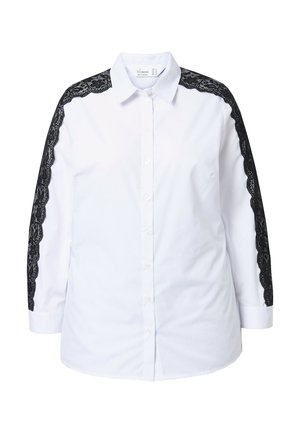 Biała koszula z kołnierzykiem, z długimi rękawami ozdobionymi czarną koronką na ramionach i górnej części ramion, gładkim materiałem oraz zapinana na guziki na przodzie.