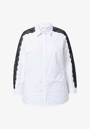 Witte overhemd met lange mouwen, afgewerkt met zwarte kanten accenten op de schouders en bovenarmen, gladde stof en een knoopsluiting aan de voorkant.