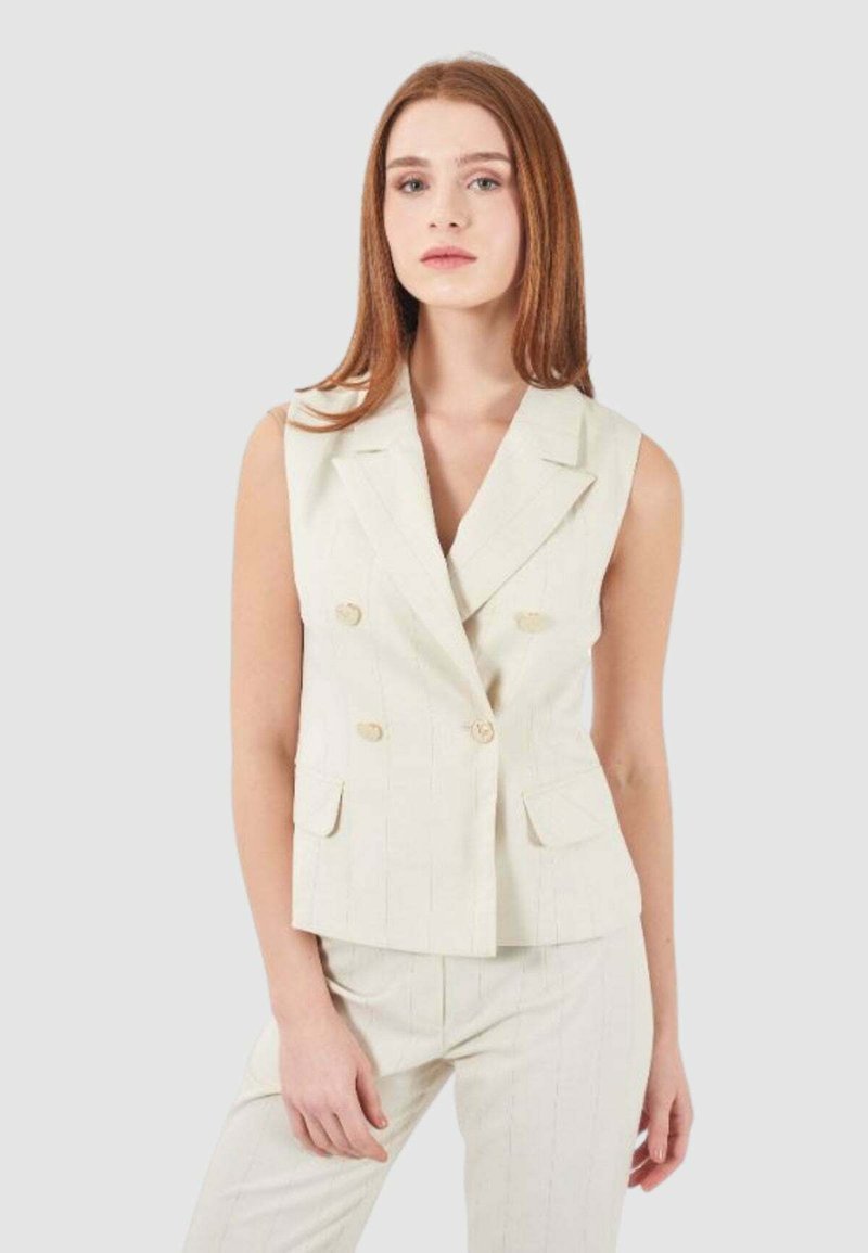 Blazer senza maniche a doppio petto in tessuto beige chiaro con sottili righe, dotato di due tasche frontali e bottoni dorati.