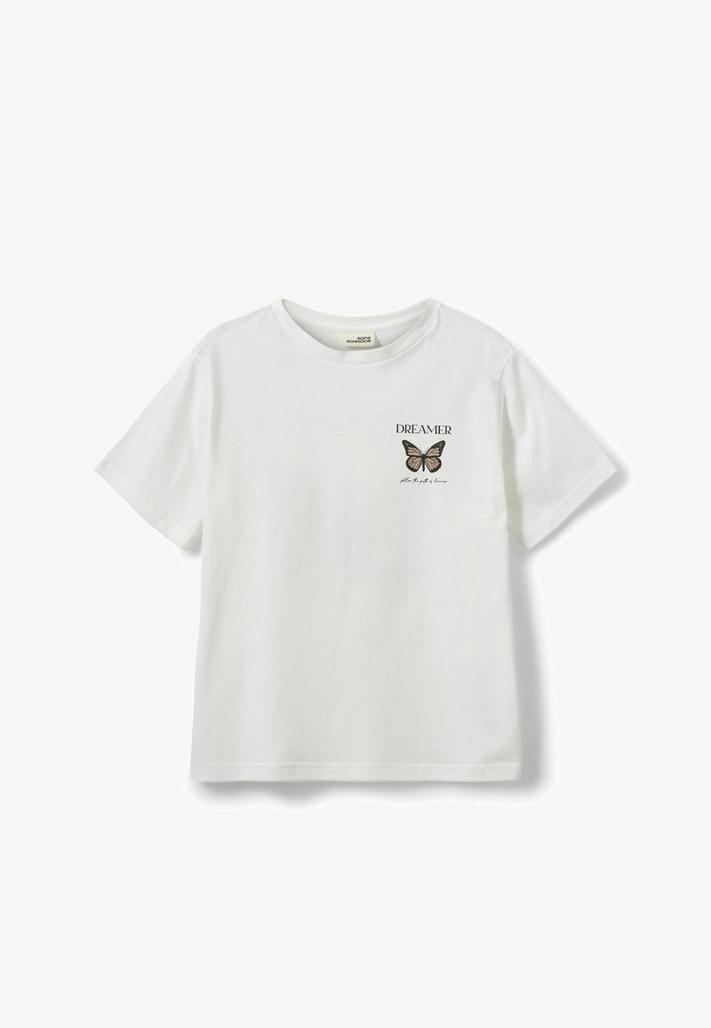 T-shirt blanc à manches courtes avec le texte « DREAMER », un motif de papillon et une petite phrase en cursive sur le côté supérieur gauche de la poitrine.