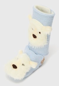 Svijetloplavi filcani papuč s dizajnom lica polarne medvjedice, pahuljastim bijelim detaljima i zaobljenim prstima. Mekana tekstura, udoban oblik i plišaste uši.