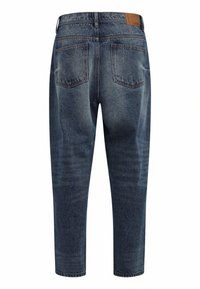 Jean en denim bleu foncé avec une jambe fuselée, comportant deux poches arrière et une étiquette en cuir marron sur la taille. Détails de décoloration légère présents.