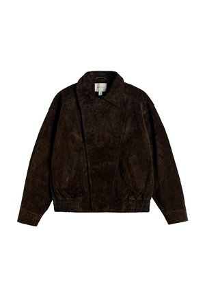 Tumši brūna zamšādas jaka ar platām atlokiem, priekšējām kabatām, elastīgu jostasvietu un gariem piedurknēm, izklāta uz baltas virsmas.