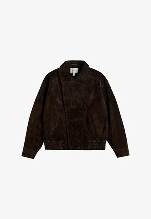 Dunkelbraune Wildlederjacke mit weitem Kragen, Fronttaschen, elastischem Bund und langen Ärmeln, flach auf weißem Hintergrund ausgelegt.