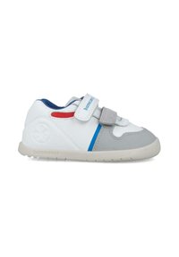 Zapatilla blanca y gris con acentos en azul y rojo, que cuenta con una puntera texturizada y una correa ajustable de Velcro. Suela de goma ligera.
