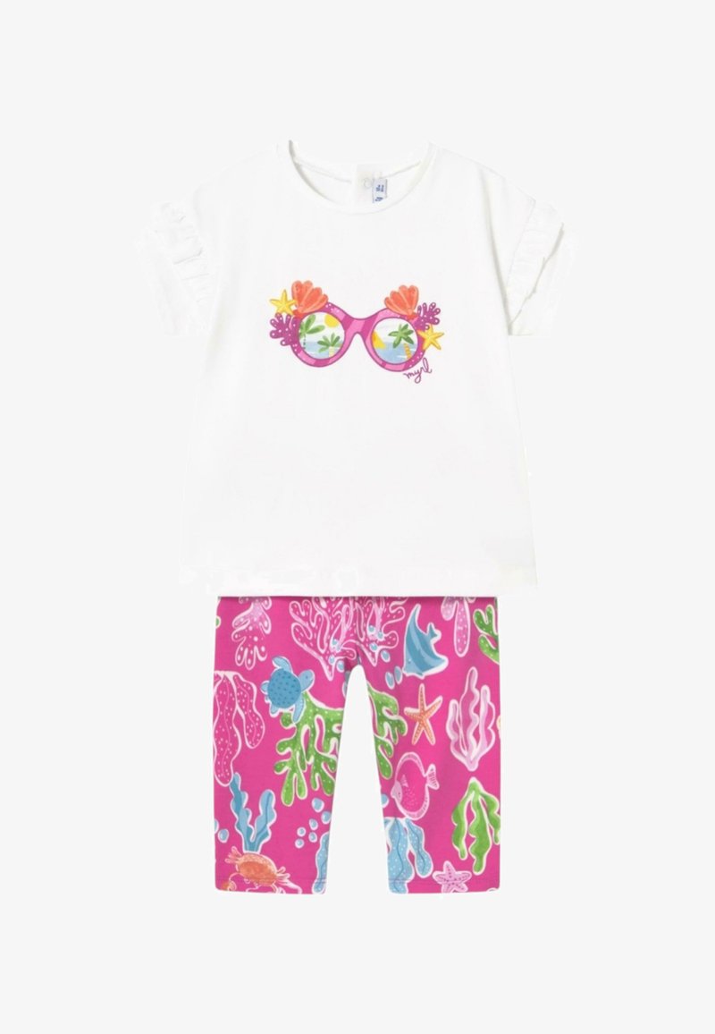 Camiseta blanca de mangas cortas con mangas con volantes y un diseño colorido de gafas, combinada con leggins rosas que presentan patrones acuáticos.