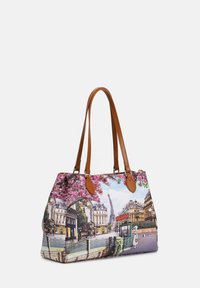 Borsa a tracolla con stampa di un paesaggio urbano colorato, che presenta fiori di ciliegio, una maniglia in similpelle marrone e un design spazioso.