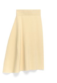 Jupe beige asymétrique d'une longueur genou avec une taille ajustée et une légère évasement d'un côté, sur un fond blanc.