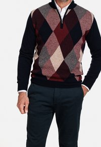 Czarna bluza na zamek z wzorem argyle w kolorze burgundowym, szarym i kremowym. Dzianinowa tekstura z ściągaczami przy rękawach i u dołu.