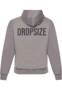 Šedá mikina s kapucí s nápisem "DROPSIZE" v tučných černých písmenech vzadu. Má ribbované manžety a spodní lem. Měkká textura látky.