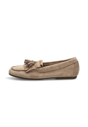 Mocasín beige de ante con borlas en la parte superior, suela plana y puntera redondeada, mostrado de perfil sobre fondo blanco.