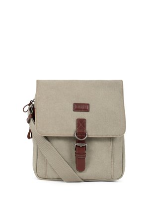 Sac bandoulière en toile beige avec fermeture à rabat, sangle boucle en cuir marron et bandoulière ajustable, présenté sur fond blanc.