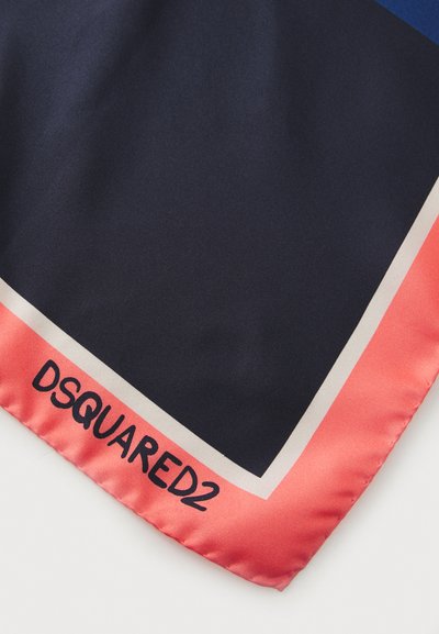 Écharpe en soie avec une base bleu marine et des accents corail et crème ; inclut le texte "DSQUARED2" en noir sur le bord.