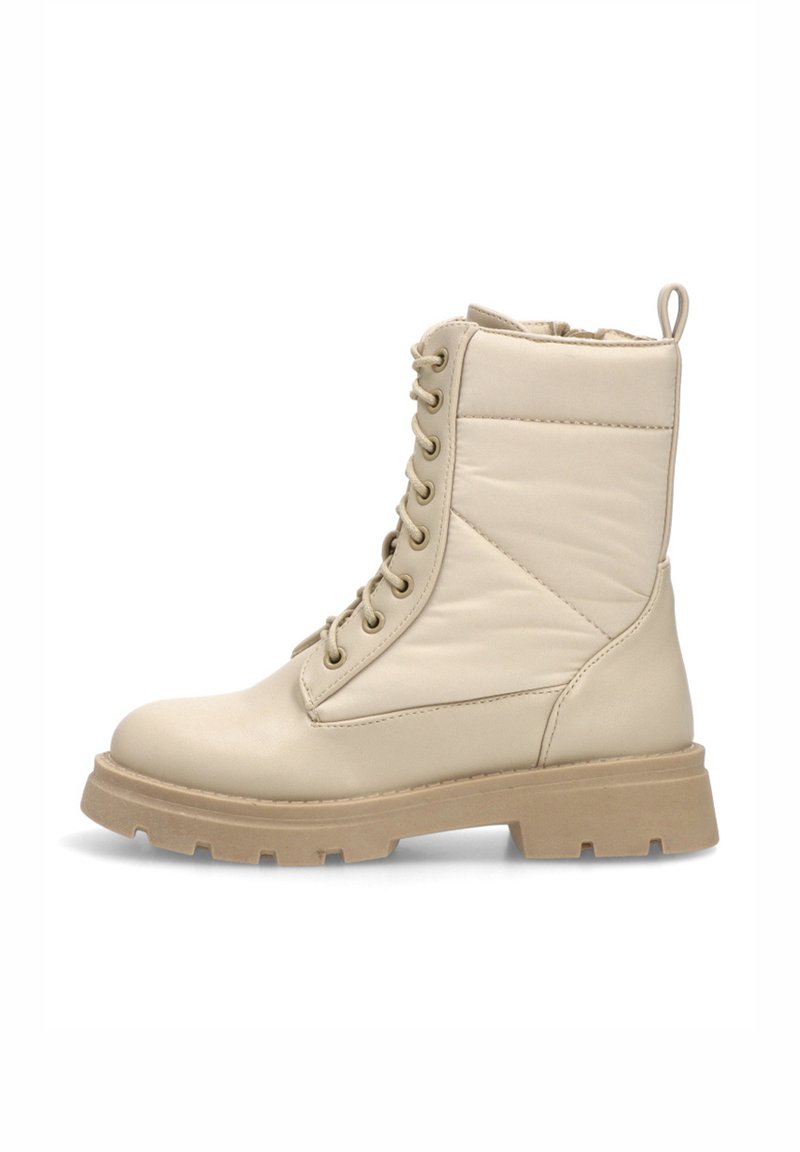 Botas de tobillo beige con un acabado de cuero suave, que presentan un cierre con cordones en la parte frontal, un collar acolchado y una suela de goma gruesa y texturizada.